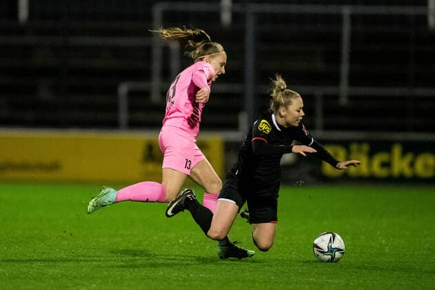 FLYERALARM Frauen Fussball Bundesliga; 1. FC Koeln - SGS Essen; 17.12.2021 Maike Berentzen ( 13, SGS Essen), Weronika Zaistowska ( 24, 1. FC Koeln) FLYERALARM Frauen Fussball Bundesliga, 1. FC Koeln - SGS Essen, Koeln, Franz-Kremer-Stadion DFL REGULATIONS PROHIBIT ANY USE OF PHOTOGRAPHS AS IMAGE SEQUENCES AND OR QUASI-VIDEO. Copyright: xBEAUTIFULxSPORTS Wunderlx