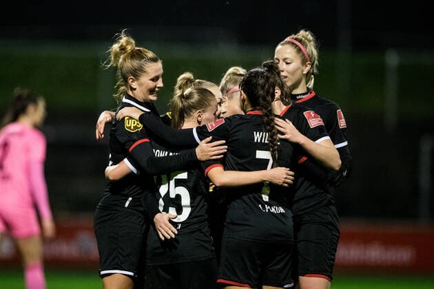 FLYERALARM Frauen Fussball Bundesliga; 1. FC Koeln - SGS Essen; 17.12.2021 Jubel zum 2:0 durch Laura Donhauser ( 25, 1. FC Koeln) FLYERALARM Frauen Fussball Bundesliga, 1. FC Koeln - SGS Essen, Koeln, Franz-Kremer-Stadion DFL REGULATIONS PROHIBIT ANY USE OF PHOTOGRAPHS AS IMAGE SEQUENCES AND OR QUASI-VIDEO. Copyright: xBEAUTIFULxSPORTS Wunderlx