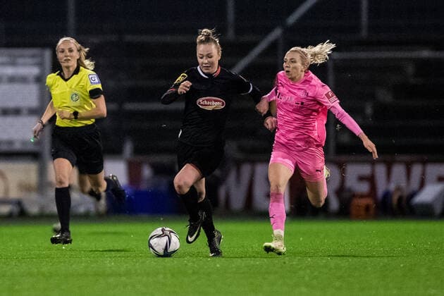 FLYERALARM Frauen Fussball Bundesliga; 1. FC Koeln - SGS Essen; 17.12.2021 Weronika Zaistowska ( 24, 1. FC Koeln), Elisa Senss ( 6, SGS Essen) FLYERALARM Frauen Fussball Bundesliga, 1. FC Koeln - SGS Essen, Koeln, Franz-Kremer-Stadion DFL REGULATIONS PROHIBIT ANY USE OF PHOTOGRAPHS AS IMAGE SEQUENCES AND OR QUASI-VIDEO. Copyright: xBEAUTIFULxSPORTS Wunderlx