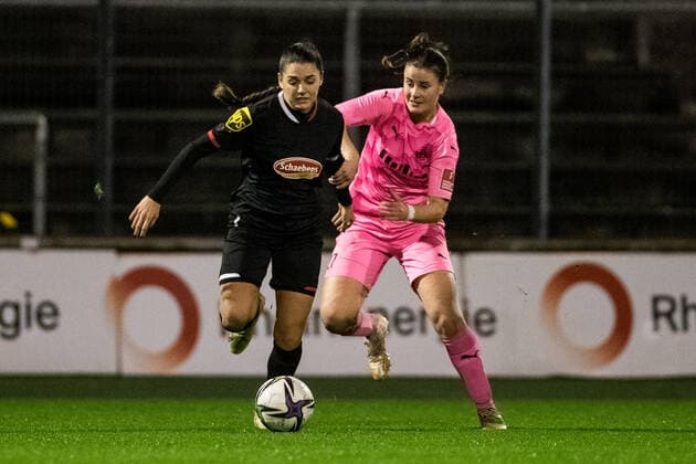 FLYERALARM Frauen Fussball Bundesliga; 1. FC Koeln - SGS Essen; 17.12.2021 Manjou Wilde ( 7, 1. FC Koeln), Katharina Piljic ( 27, SGS Essen) FLYERALARM Frauen Fussball Bundesliga, 1. FC Koeln - SGS Essen, Koeln, Franz-Kremer-Stadion DFL REGULATIONS PROHIBIT ANY USE OF PHOTOGRAPHS AS IMAGE SEQUENCES AND OR QUASI-VIDEO. Copyright: xBEAUTIFULxSPORTS Wunderlx