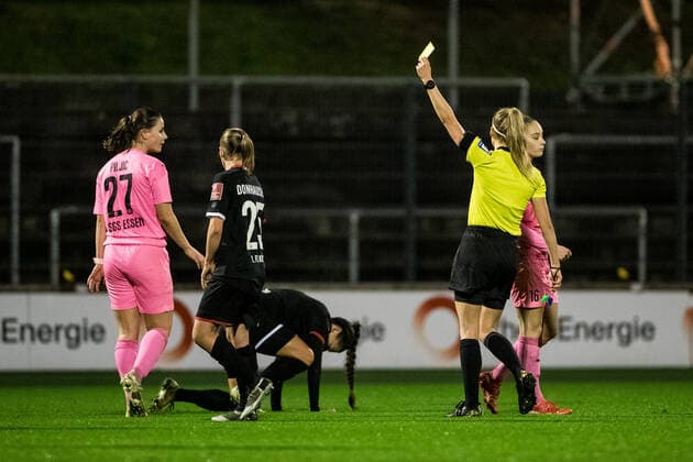 FLYERALARM Frauen Fussball Bundesliga; 1. FC Koeln - SGS Essen; 17.12.2021 Gelb fuer Katharina Piljic ( 27, SGS Essen) FLYERALARM Frauen Fussball Bundesliga, 1. FC Koeln - SGS Essen, Koeln, Franz-Kremer-Stadion DFL REGULATIONS PROHIBIT ANY USE OF PHOTOGRAPHS AS IMAGE SEQUENCES AND OR QUASI-VIDEO. Copyright: xBEAUTIFULxSPORTS Wunderlx