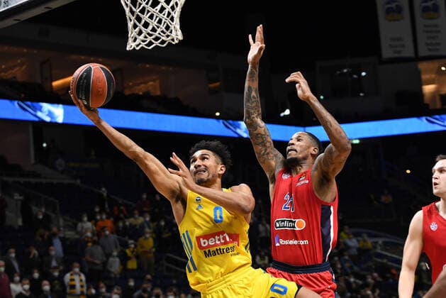 Basketball, Herren, Saison 2021 2022, Turkish Airlines EuroLeague (16. Spieltag), Alba Berlin - ZSKA Moskau, v. l. Maodo Lo (Alba Berlin), Will Clyburn (ZSKA Moskau), 17.12. 2021, Copyright: xSebastianxRäppold MatthiasxKochx