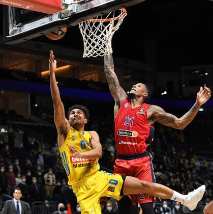 Basketball, Herren, Saison 2021 2022, Turkish Airlines EuroLeague (16. Spieltag), Alba Berlin - ZSKA Moskau, v. l. Maodo Lo (Alba Berlin), Will Clyburn (ZSKA Moskau), 17.12. 2021, Copyright: xSebastianxRäppold MatthiasxKochx