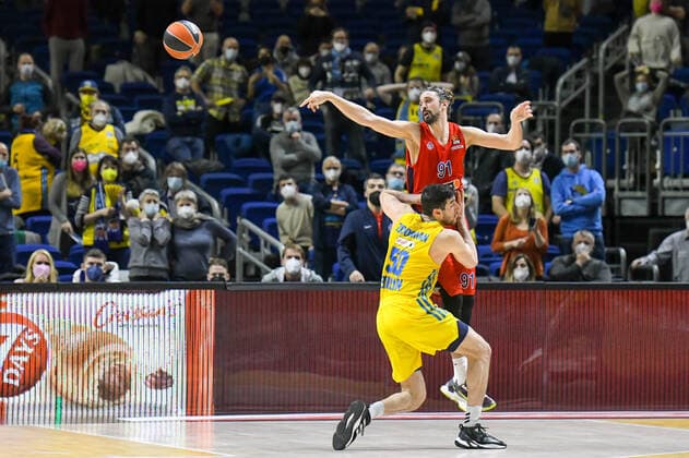 17.12.2021, xlakx, Basketball EuroLeague, Alba Berlin - ZSKA Moskau emspor, v.l.Alexey Shved (ZSKA Moskau No.91),Yovel Zoosman (Alba Berlin No.50) Zweikampf, Aktion, action, battle for the ball Berlin