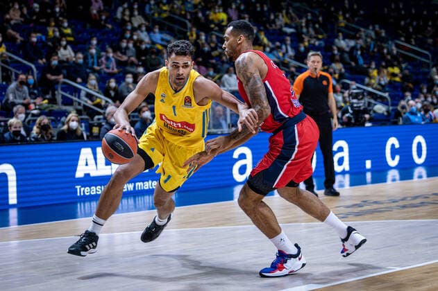 Basketball Berlin 17.12.2021 Saison 2021 2022 EuroLeague 16.Spieltag Alba Berlin vs ZSKA Moskau vl: Oscar Da Silva (Alba, No. 1), Joel Bolomboy (Moskau, No. 3)