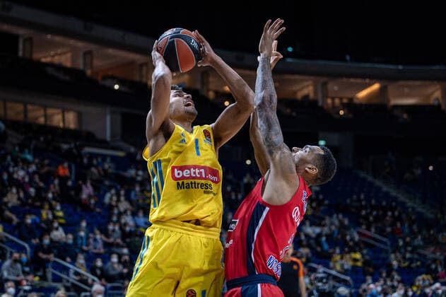 Basketball Berlin 17.12.2021 Saison 2021 2022 EuroLeague 16.Spieltag Alba Berlin vs ZSKA Moskau vl: Oscar Da Silva (Alba, No. 1), Joel Bolomboy (Moskau, No. 3)