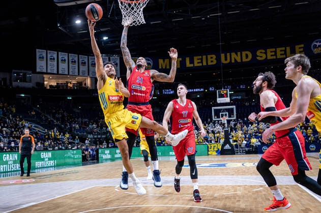 Basketball Berlin 17.12.2021 Saison 2021 2022 EuroLeague 16.Spieltag Alba Berlin vs ZSKA Moskau vl: Maodo Lo (Alba, No. 0), Will Clyburn (Moskau, No. 21), Johannes Voigtmann (Moskau, No. 17)