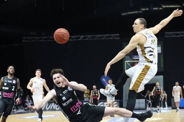 Robin Amaize (Basketball Loewen Braunschweig), Kay Bruhnke (medi Bayreuth)