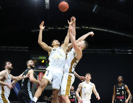 Nicholas Tischler (Basketball Loewen Braunschweig), Martin Peterka (Basketball Loewen Braunschweig)