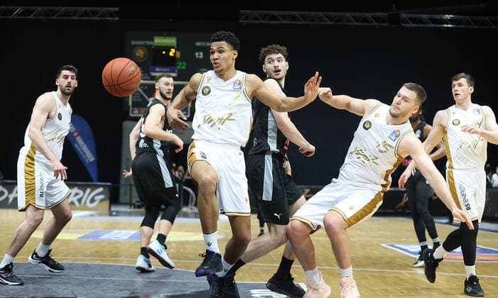 Nicholas Tischler (Basketball Loewen Braunschweig), Martin Peterka (Basketball Loewen Braunschweig)