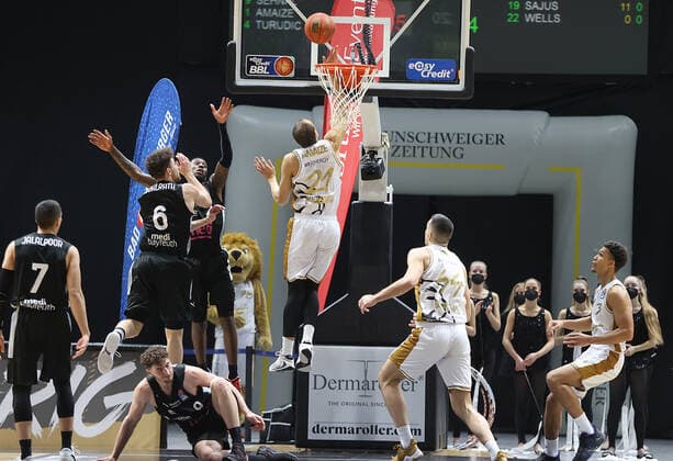Robin Amaize (Basketball Loewen Braunschweig) beim erfolgreichen Korbwurf
