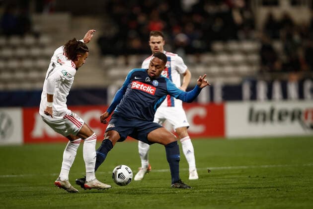 Malo Gusto (Olympique Lyonnais) vs Warren Caddy (Paris Football Club) FOOTBALL : 32eme finale de la Coupe de France - Paris Football Club vs Olypique Lyonnais - 17 12 2021 AurelienMorissard Panoramic 