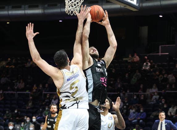Owen Klassen (Basketball Loewen Braunschweig), Martynas Sajus (medi Bayreuth)
