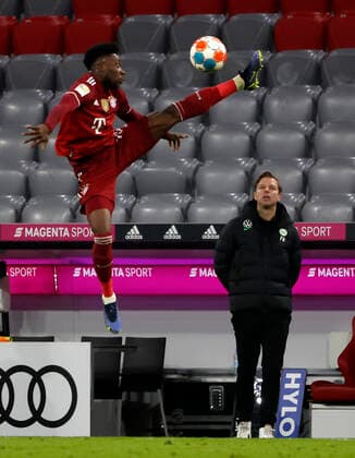 Bilder des Jahres 2021, Sport 12 Dezember Sport Themen der Woche KW50 Sport Bilder des Tages 15.12.2018, 17.Spieltag, 1. Bundesliga, FC Bayern vs VfL Wolfsburg, Allianz Arena Muenchen, Fussball, im Bild: Alphonso Davies (FCB) und Florian Kohfeldt (VfL Wolfsburg) *** 15 12 2018, Matchday 17, 1 Bundesliga, FC Bayern vs VfL Wolfsburg, Allianz Arena Muenchen, football, sports, pictured Alphonso Davies FCB and Florian Kohfeldt VfL Wolfsburg.