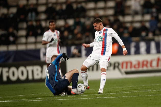 Houssem Aouar (Olympique Lyonnais) vs Yohan Demoncy (Paris Football Club) FOOTBALL : 32eme finale de la Coupe de France - Paris Football Club vs Olypique Lyonnais - 17 12 2021 AurelienMorissard Panoramic 