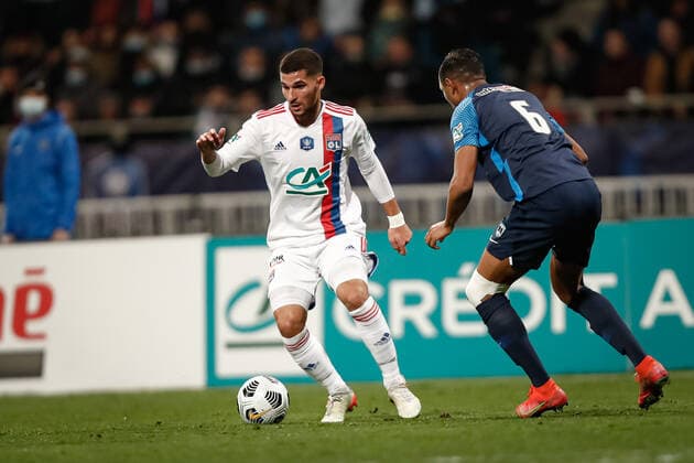 Houssem Aouar (Olympique Lyonnais) vs Samir Chergui (Paris Football Club) FOOTBALL : 32eme finale de la Coupe de France - Paris Football Club vs Olypique Lyonnais - 17 12 2021 AurelienMorissard Panoramic 