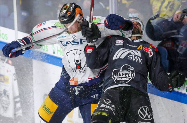 Sport Themen der Woche KW50 Sport Bilder des Tages 17.12.2021, Krefeld, Eishockey, Penny DEL, Spieltag 31, Yayla Arena, Krefeld Pinguine gegen Eisbaeren Berlin. Handgemenge zwischen Berlins Nicholas Jensen (l) und Lucas Lessio von Krefeld Pinguine. Krefeld Pinguine - Eisbaeren Berlin *** 17 12 2021, Krefeld, ice hockey, Penny DEL, matchday 31, Yayla Arena, Krefeld Penguins vs Eisbaeren Berlin scuffle between Berlins Nicholas Jensen l and Lucas Lessio of Krefeld Penguins Krefeld Penguins Eisbaeren Berlin.