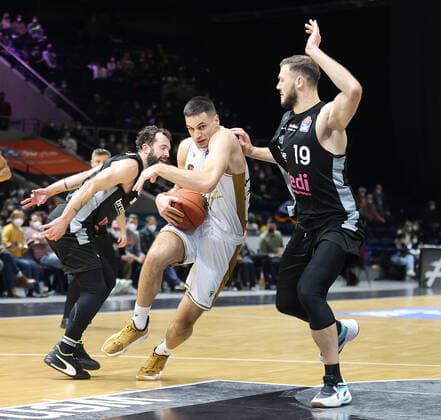 Benedikt Turudic (Basketball Loewen Braunschweig) setzt sich durch , rechts Martynas Sajus (medi Bayreuth)