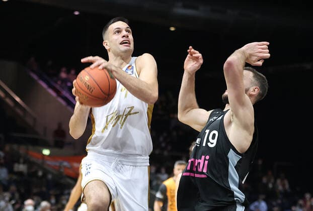 Benedikt Turudic (Basketball Loewen Braunschweig), Martynas Sajus (medi Bayreuth)