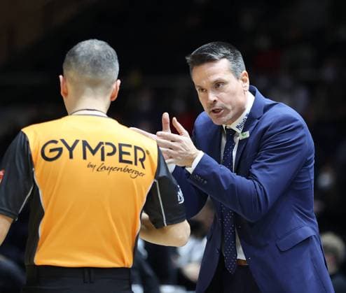 Headcoach Raoul Korner (medi Bayreuth),2 mal technisches Foul, Platzverweis