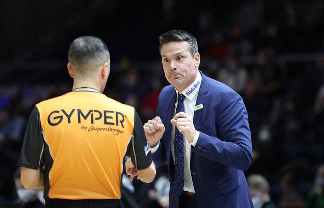Headcoach Raoul Korner (medi Bayreuth),2 mal technisches Foul, Platzverweis