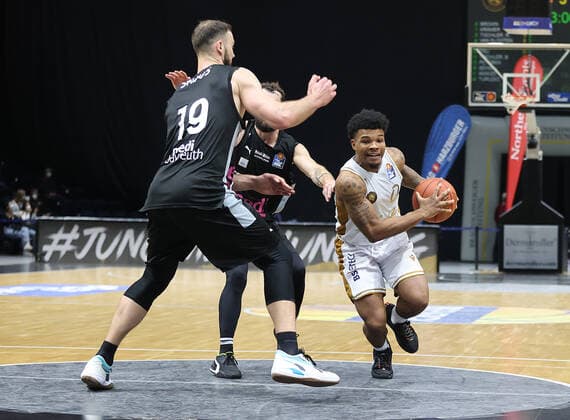 Tookie Brown (Basketball Loewen Braunschweig) setzt sich gegen Martynas Sajus (medi Bayreuth) durch