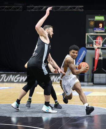 Tookie Brown (Basketball Loewen Braunschweig) setzt sich gegen Martynas Sajus (medi Bayreuth) durch