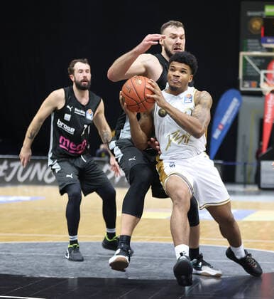 Tookie Brown (Basketball Loewen Braunschweig) setzt sich gegen Martynas Sajus (medi Bayreuth) durch