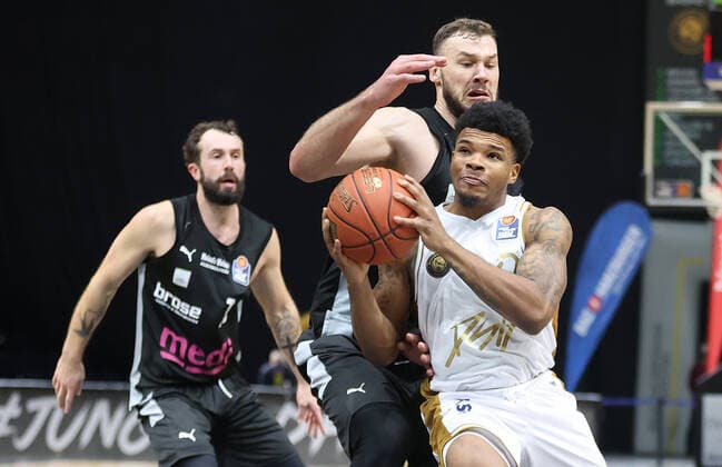 Tookie Brown (Basketball Loewen Braunschweig) setzt sich gegen Martynas Sajus (medi Bayreuth) durch