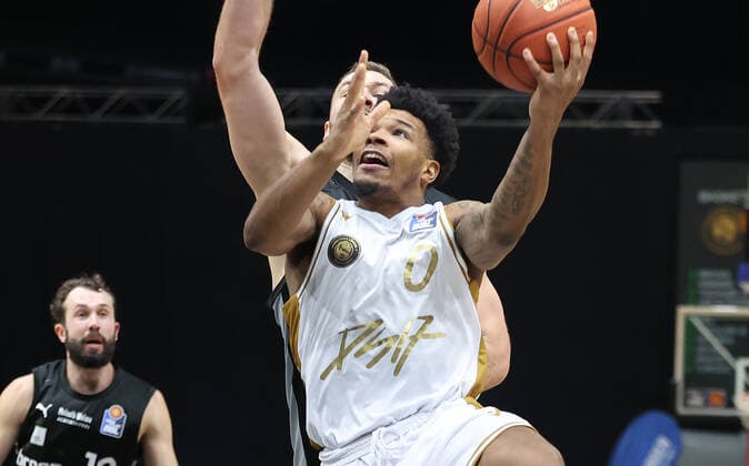 Tookie Brown (Basketball Loewen Braunschweig) setzt sich gegen Martynas Sajus (medi Bayreuth) durch