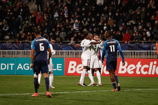 Joie des joueurs de l Olympique Lyonnais apres le but de Moussa Dembele (Olympique Lyonnais) FOOTBALL : 32eme finale de la Coupe de France - Paris Football Club vs Olypique Lyonnais - 17 12 2021 AurelienMorissard Panoramic 