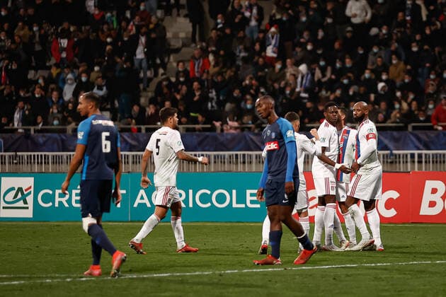 Joie des joueurs de l Olympique Lyonnais apres le but de Moussa Dembele (Olympique Lyonnais) FOOTBALL : 32eme finale de la Coupe de France - Paris Football Club vs Olypique Lyonnais - 17 12 2021 AurelienMorissard Panoramic 