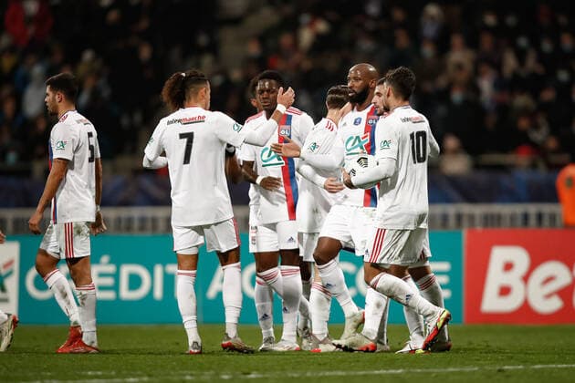 Joie des joueurs de l Olympique Lyonnais apres le but de Moussa Dembele (Olympique Lyonnais) FOOTBALL : 32eme finale de la Coupe de France - Paris Football Club vs Olypique Lyonnais - 17 12 2021 AurelienMorissard Panoramic 