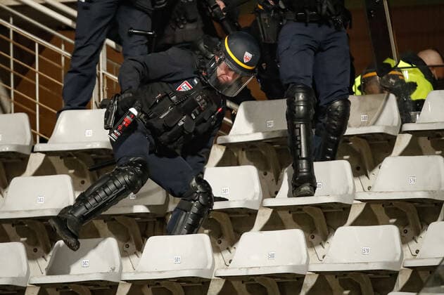 Debordements et bagarres entre supporters parisiens et supporters lyonnais FOOTBALL : 32eme finale de la Coupe de France - Paris Football Club vs Olympique Lyonnais - 17 12 2021 AurelienMorissard Panoramic 