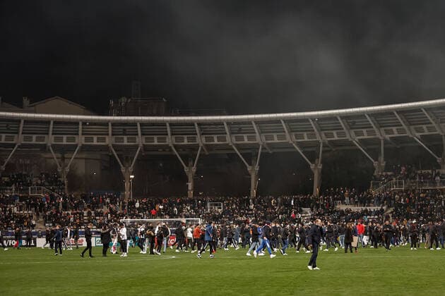 Envahissement du terrain par les supporters lyonnais FOOTBALL : 32eme finale de la Coupe de France - Paris Football Club vs Olympique Lyonnais - 17 12 2021 AurelienMorissard Panoramic 