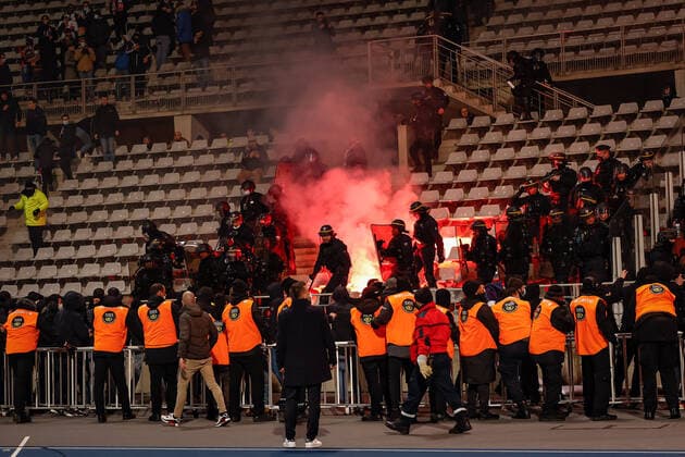 Debordements et bagarres entre supporters parisiens et supporters lyonnais FOOTBALL : 32eme finale de la Coupe de France - Paris Football Club vs Olympique Lyonnais - 17 12 2021 AurelienMorissard Panoramic 