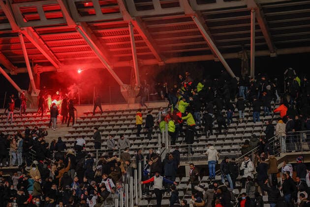 Debordements et bagarres entre supporters parisiens et supporters lyonnais FOOTBALL : 32eme finale de la Coupe de France - Paris Football Club vs Olympique Lyonnais - 17 12 2021 AurelienMorissard Panoramic 