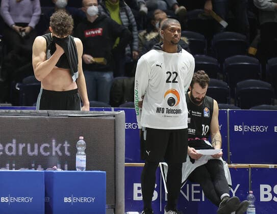 Kevin Wohlrath (medi Bayreuth), Cameron Wells (medi Bayreuth) enttaeuscht nach der Niederlage