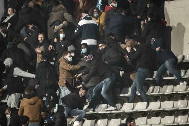 Debordements et bagarres entre supporters parisiens et supporters lyonnais FOOTBALL : 32eme finale de la Coupe de France - Paris Football Club vs Olympique Lyonnais - 17 12 2021 AurelienMorissard Panoramic 
