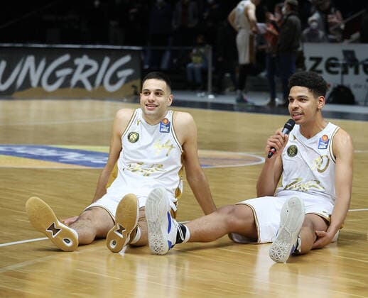 Sananda Fru (Basketball Loewen Braunschweig) nach Abpfiff, stimmt die Humba an, links Benedikt Turudic (Basketball Loewen Braunschweig)