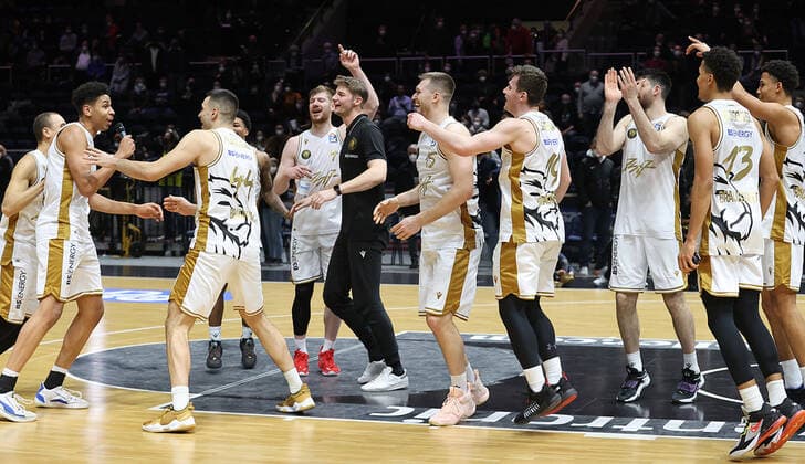 Sananda Fru (Basketball Loewen Braunschweig) nach Abpfiff, stimmt die Humba an