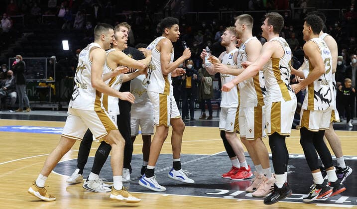 Sananda Fru (Basketball Loewen Braunschweig) nach Abpfiff, stimmt die Humba an
