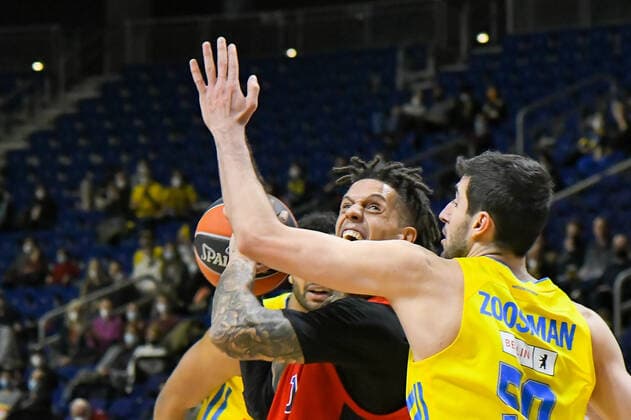 17.12.2021, xlakx, Basketball EuroLeague, Alba Berlin - ZSKA Moskau emspor, v.l.Daniel Hackett (ZSKA Moskau No.10),Yovel Zoosman (Alba Berlin No.50) Zweikampf, Aktion, action, battle for the ball Berlin