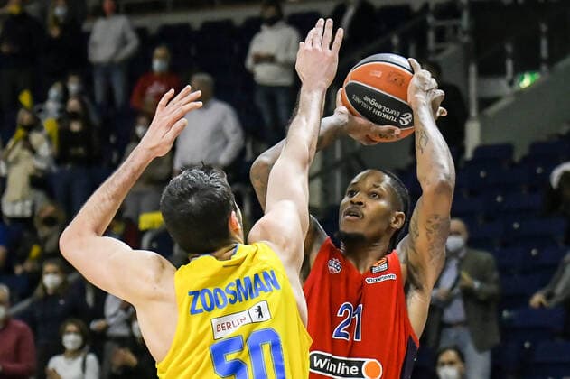 17.12.2021, xlakx, Basketball EuroLeague, Alba Berlin - ZSKA Moskau emspor, v.l.Yovel Zoosman (Alba Berlin No.50),Will Clyburn (ZSKA Moskau No.21) Zweikampf, Aktion, action, battle for the ball Berlin