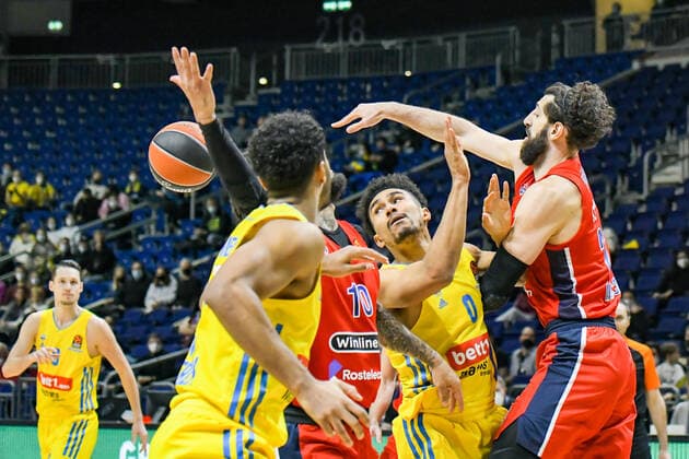 17.12.2021, xlakx, Basketball EuroLeague, Alba Berlin - ZSKA Moskau emspor, v.l.Johannes Thiemann (Alba Berlin No.32),Daniel Hackett (ZSKA Moskau No.10),Maodo Lo (Alba Berlin No.0),Tornike Shengelia (ZSKA Moskau No.23) Zweikampf, Aktion, action, battle for the ball Berlin