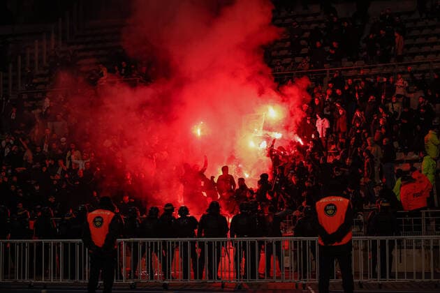 Les supporters lyonnais mecontents de l arret du match FOOTBALL : 32eme finale de la Coupe de France - Paris Football Club vs Olympique Lyonnais - 17 12 2021 AurelienMorissard Panoramic 