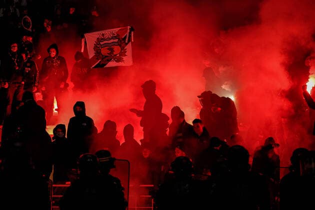 Sport Themen der Woche KW50 Sport Bilder des Tages Les supporters lyonnais mecontents de l arret du match FOOTBALL : 32eme finale de la Coupe de France - Paris Football Club vs Olympique Lyonnais - 17 12 2021 AurelienMorissard Panoramic 