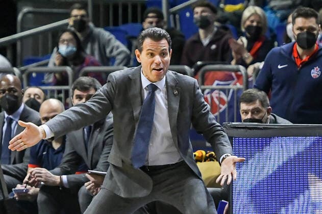 17.12.2021, xlakx, Basketball EuroLeague, Alba Berlin - ZSKA Moskau emspor, v.l.Dimitris Itoudis (ZSKA Moskau Trainer) gibt Anweisungen, gestikuliert mit den Armen, gesticulate, gives instructions Berlin