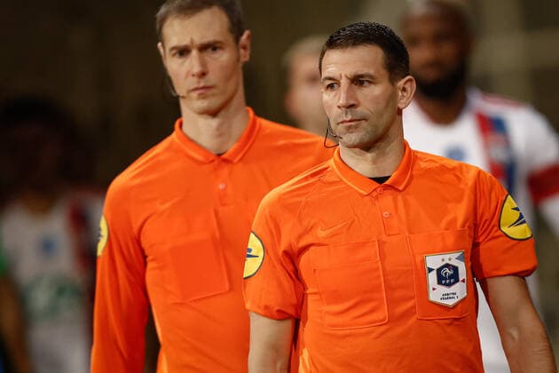 L arbitre Jeremy Stinat FOOTBALL : 32eme finale de la Coupe de France - Paris Football Club vs Olympique Lyonnais - 17 12 2021 AurelienMorissard Panoramic 
