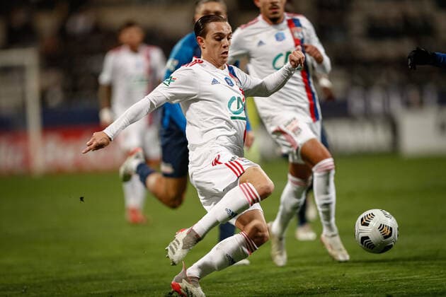 Maxence Caqueret (Olympique Lyonnais) FOOTBALL : 32eme finale de la Coupe de France - Paris Football Club vs Olypique Lyonnais - 17 12 2021 AurelienMorissard Panoramic 
